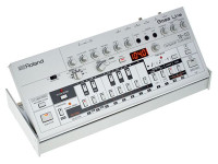 <b>Roland TB-03 BASS LINE</b> Sons Icónicos <b>Roland TB-303</b> inclui Docking DK-01 BOUTIQUE <b>Roland TB-03 BASS LINE</b> Sons Icónicos <b>Roland TB-303</b> inclui Docking DK-01 BOUTIQUE